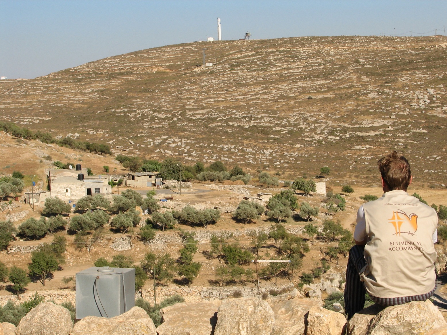 Blick auf Yanoun und die israelische Siedlung auf dem Hügel