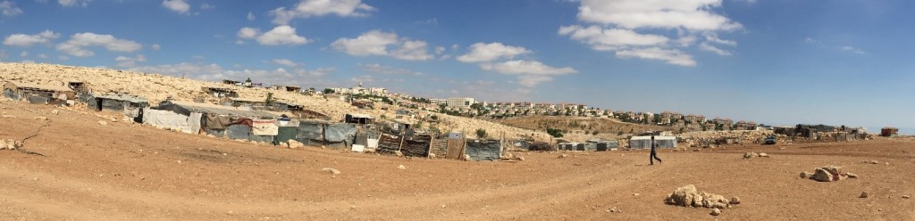 Die Beduinengemeinde Abu Nwar, im Hintergrund die jüdische Siedlung Maale Adumim