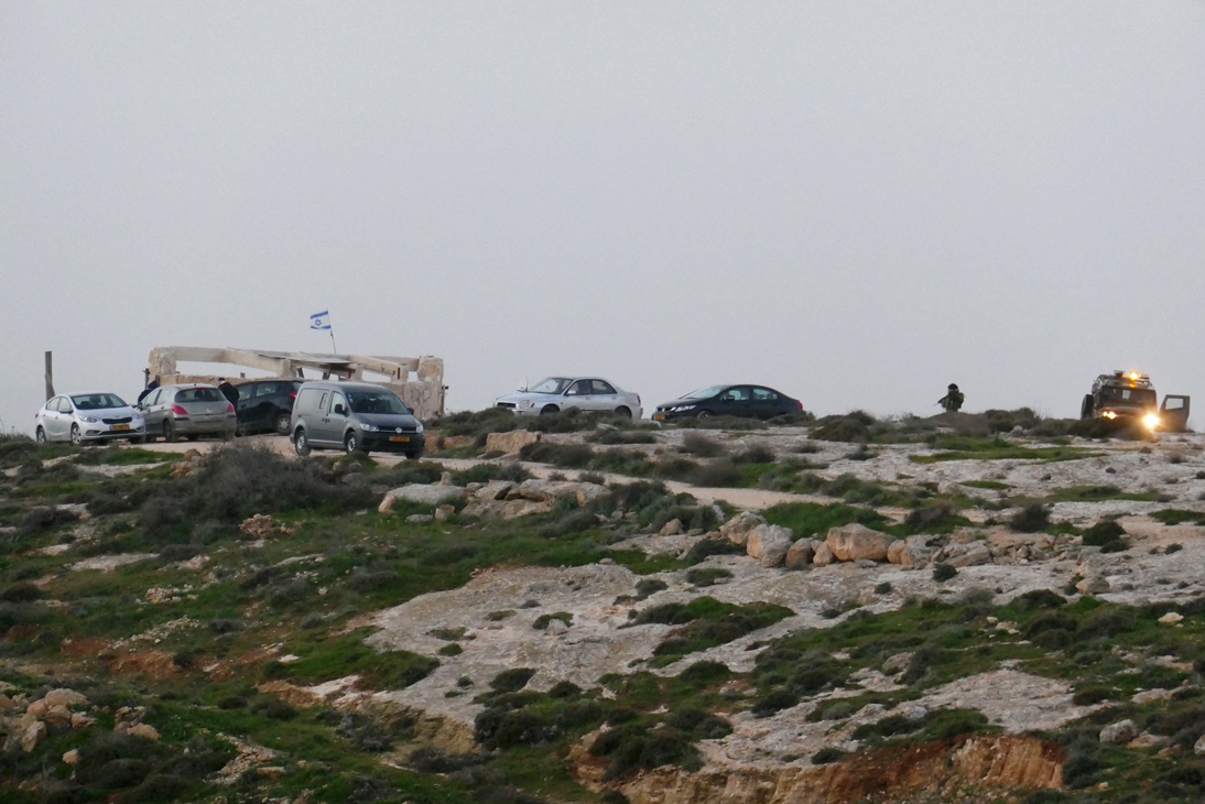 Wöchentlicher Besuch am Gedenkort, rechts die Eskorte der Armee. Foto @ EAPPI