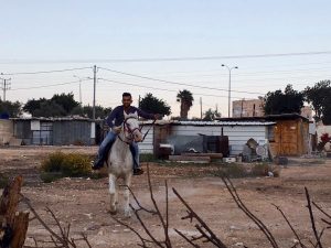 Vor der Zerstörung: Raed auf dem Grundstück der Familie, im Hintergrund die betroffenen Gebäude ; ©Raed Abu Tarboush