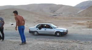 Siedler beschimpfen Palästinenser nahe Ras ‘Ein al ‘Auja aus dem Auto heraus; Foto @EAPPI 