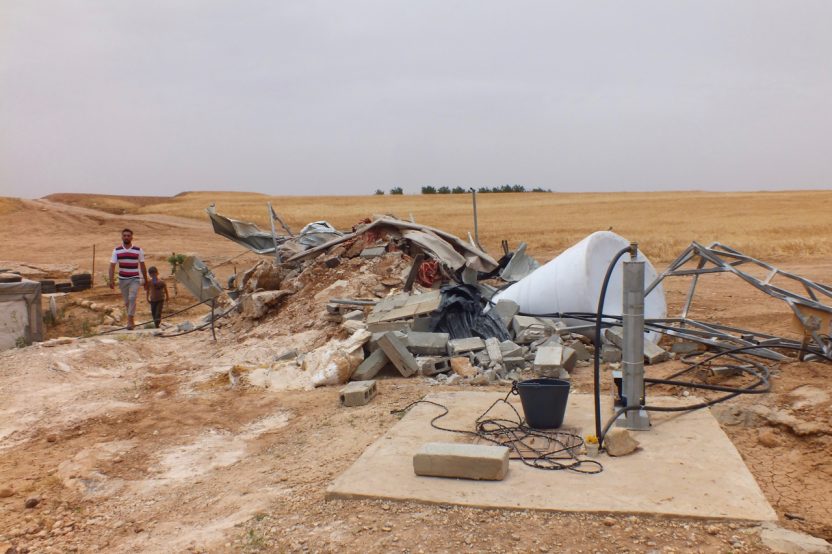 Mirkez: Haus und Wassertank wurden durch das israelische Militär zerstört. Die Solarpanele wurden beschlagnahmt. Für Palästinenser im C-Gebiet ist es fast unmöglich, Baugenehmigungen zu erhalten. Illegales Bauen ist daher an der Tagesordnung und der Abriss des Hauses ein Risiko, mit dem die Menschen leben.