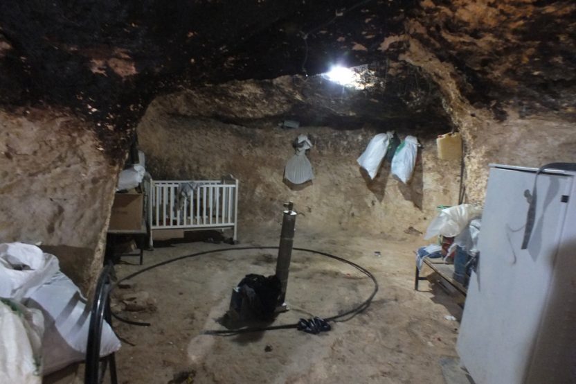 Jinba: Unter einem zerstörten Haus bleibt noch die Höhle. Diese zuvor traditionelle Behausung stellt jetzt den Rückzugsort dar. Rechts im Bild der „Batterieschrank“ mit den aus Solarpanelen gespeisten Batterien. Diese wurden übersehen und daher durch das israelische Militär nicht konfisziert.