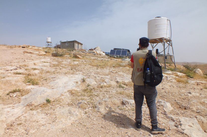 Halaweh: Ein EAPPI Teilnehmender dokumentiert eines der zerstörten Gebäude. Bei diesem Hof blieben die Solarpanele unangetastet.