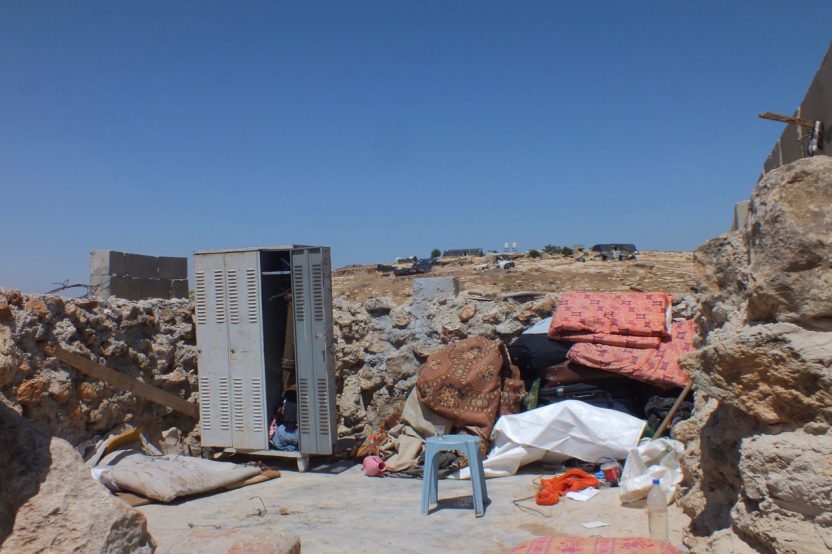 Susiya: Hier lebten bis vor kurzem Menschen. Auch die behelfsmäßige Plane, die als Dach diente, wurde konfisziert.