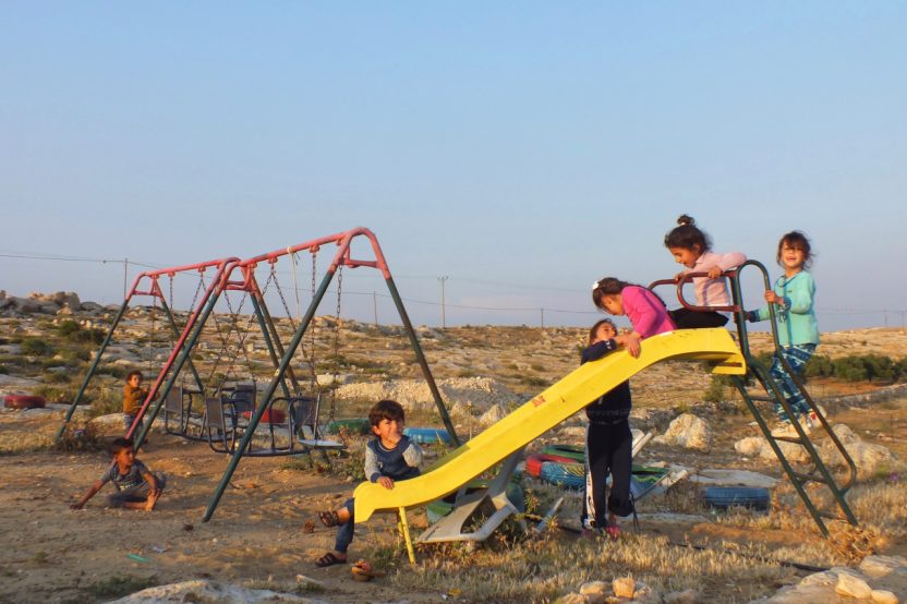 Susiya: Ein paar hundert Meter vom Ort der Zerstörung entfernt steht der Spielplatz.