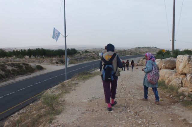 Khallet Al Fouran: Eine Teilnehmende des Ökumenischen Begleitprogramms in Palästina und Israel (EAPPI) begleitet Schulkinder auf ihrem Weg zur Schule in Birin. Die Schulwegbegleitung wurde aufgrund von Spannungen mit israelischen Siedlern durch die Eltern aus Khallet Al Fouran angefragt.