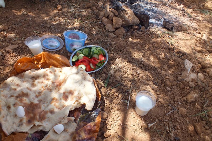 Qawawis: Zur schützenden Präsenz auf der Schafweide gehört auch die gemeinsame Brotzeit.