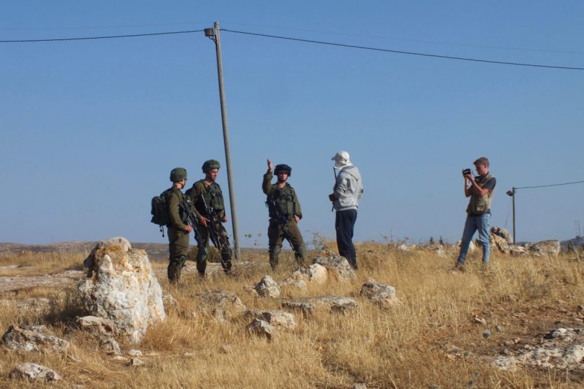 Susiya: Obschon der palästinensische Schäfer sich auf Land im Besitz seiner Familie befindet, wird er vom israelischen Militär angewiesen, den Platz zu verlassen. Er soll mindestens 100 Meter Abstand halten zur israelischen Siedlung Suseya.