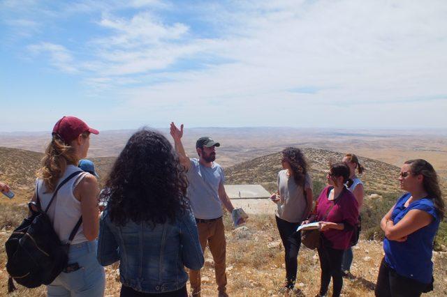 Tagestour durch die südlichen Hebronberge mit „Breaking the Silence“: die israelische Organisation sammelt Zeugnisse von Soldaten und Soldatinnen, die in den besetzten palästinensischen Gebieten gedient haben. Als Zeitzeugen berichten sie aus dem militärischen Alltag und brechen ein Tabu: sie kritisieren die Besatzung und fordern ihr Ende.