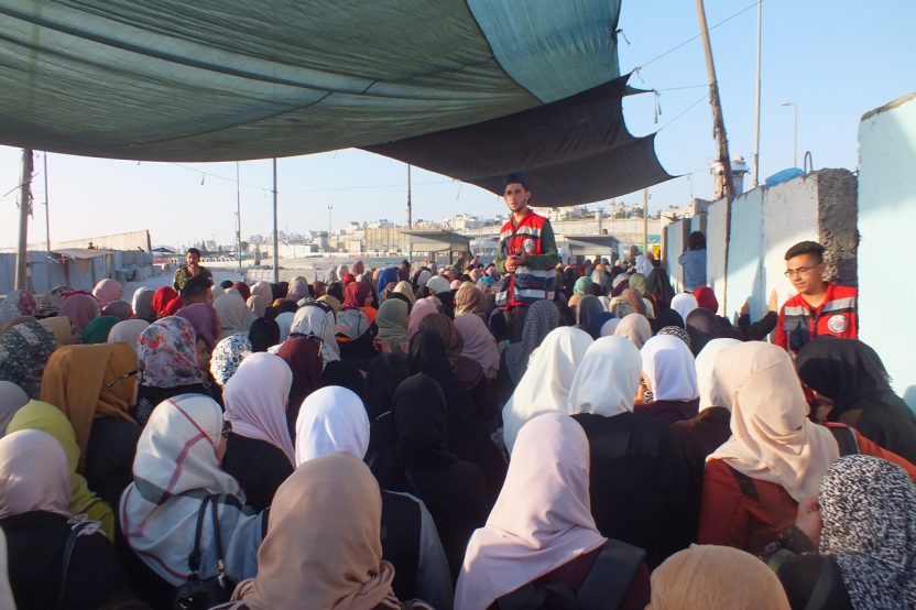 Qalandia: Während des Ramadan passieren tausende Menschen diesen Checkpoint auf dem Weg zum Freitagsgebet in Jerusalem. Im Bild das Zugangstor für Frauen.