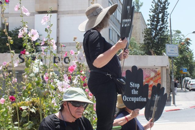 Westjerusalem: Seit über 30 Jahren halten die „Frauen in Schwarz“ wöchentliche Mahnwachen ab und fordern ein Ende der Besatzung.