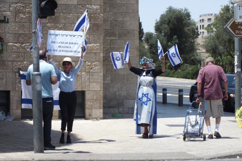 Westjerusalem: Gegendemonstration zur Mahnwache der „Frauen in Schwarz“ an der gleichen belebten Kreuzung.