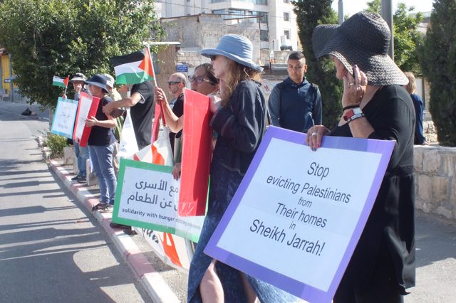 Ostjerusalem, im Viertel Sheikh Jarrah: Israelis, Palästinenser und internationale Engagierte demonstrieren gegen die Vertreibung von Palästinensern aus Teilen Ostjerusalems.