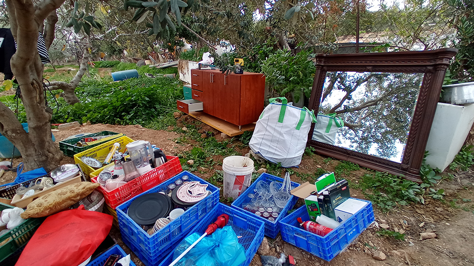 Gerettete Möbel und Hausrat…leider gibt es kein Haus mehr dazu; Foto © WCC-EAPPI/Sabine