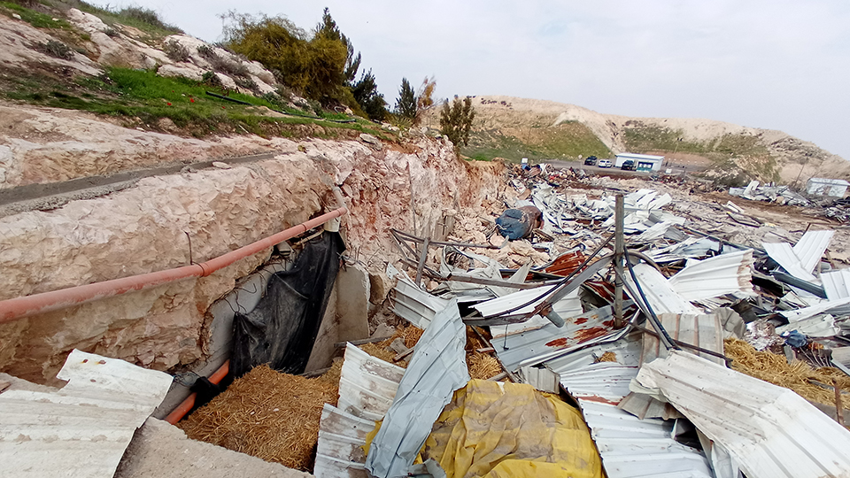 Eine mehrstöckige Scheune wurde abgerissen; Foto © WCC-EAPPI/Sabine