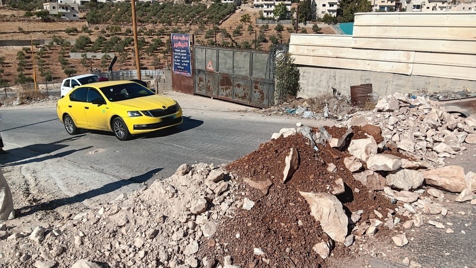 Einer von fünf Erdwällen in Al Asakrah; Foto © WCC-EAPPI/Beate