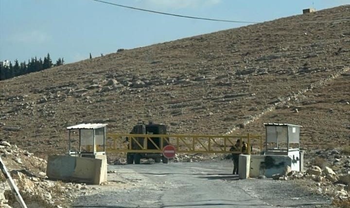 Ein road gate blockiert eine Straße im Westjordanland; Foto © WCC-EAPPI/Beate