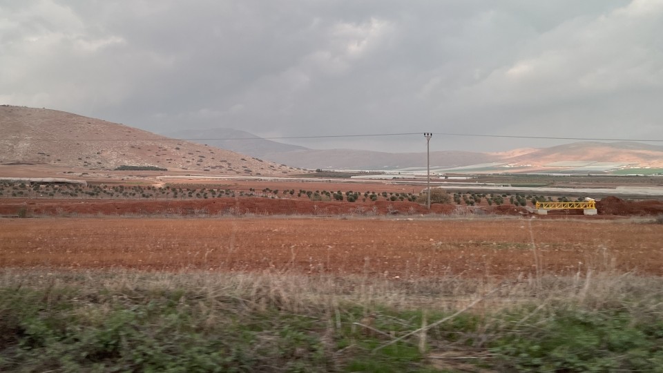 Schon heute be- und verhindernd Zäune, Erdwälle und Tore im gesamten Westjordanland die Bewegungsfreiheit von Palästinenser:innen und den Zugang u.a. zu landwirtschaftlichen Flächen, wie hier nahe dem Hamra-Checkpoint; © WCC-EAPPI/Madita