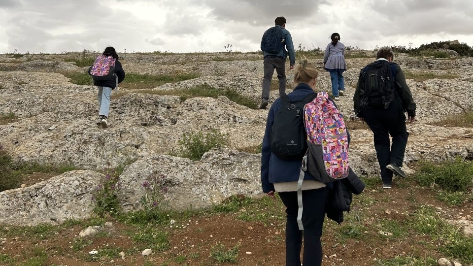 Der Schulweg gestaltet sich für die Kinder aus Susiya beschwerlich, immer häufiger kommt es zudem zu Einschüchterungen und Übergriffen seitens radikaler Siedler; © WCC-EAPPI/Nadja