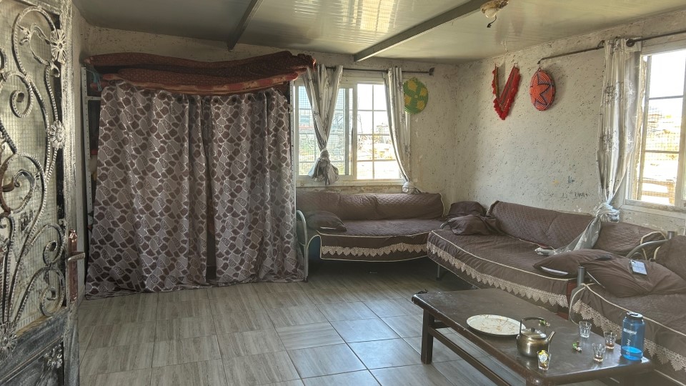 Tagsüber ein Wohnzimmer, abends werden die Matratzen vom Regal geholt und der Raum in ein Schlafzimmer verwandelt. Die meisten Familien in Susiya nutzen den wenigen Wohnraum, der ihnen bleibt, so effizient wie möglich, Rückzugsmöglichkeiten gibt es kaum; © WCC-EAPPI/Nadja