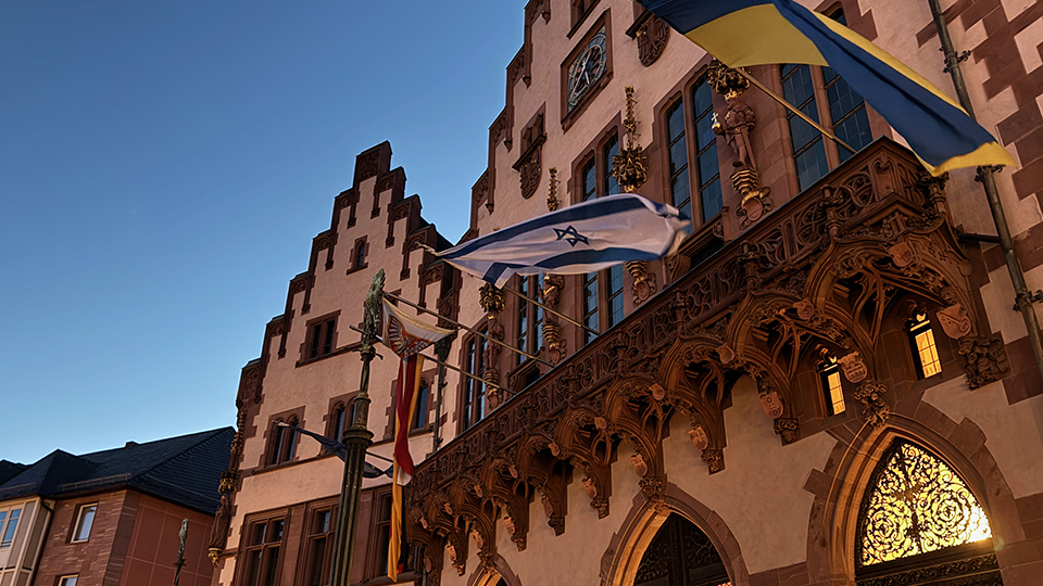 Der „Römer“, das Frankfurter Rathaus, mit israelischer Flagge; Foto @ Jochen A.