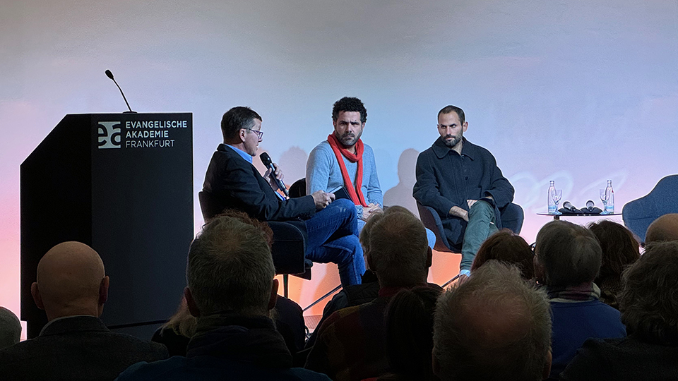 Osama Eliwat und Rotem Levin zusammen mit Dr. Noss vom Zentrum Oekumene auf dem Podium der Evangelischen Akademie Frankfurt; Foto @ Jochen A.