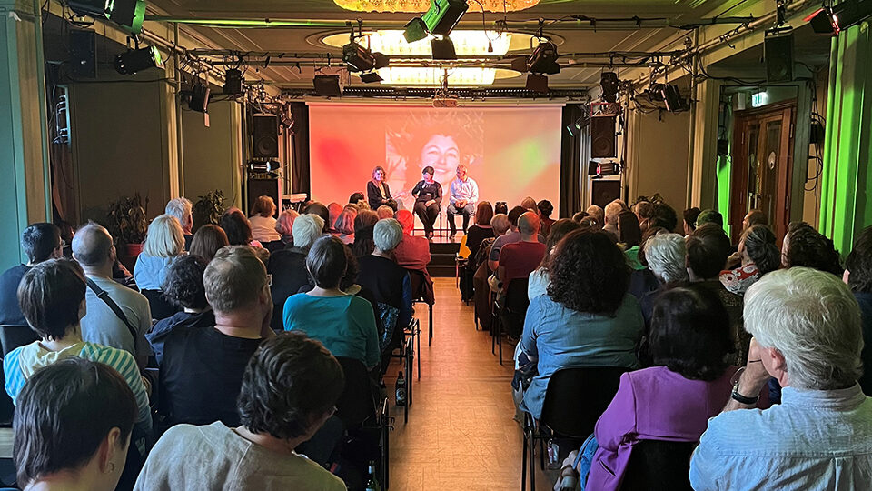 Gespräch mit Vered Berman und Mohamed Ibrahim vor dem Beginn der Übertragung. Foto © A.S.