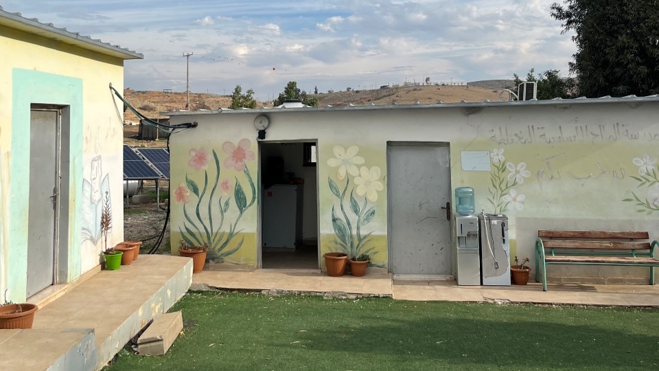 Klassenräume der Schule von Hammamat al Maleh im Dezember 2025, auf dem Hügel im Hintergrund ist ein illegaler israelischer Siedlungsaußenposten zu erkennen; © WCC-EAPPI/Madita
