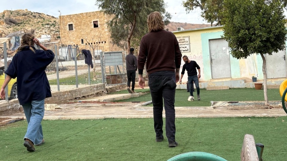 Fußballspiel auf dem Schulhof; © WCC-EAPPI/Madita