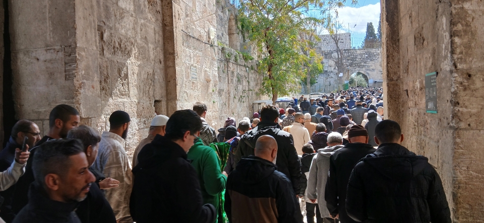 Gläubige auf dem Weg zum Freitagsgebet am ersten Freitag im Ramadan 2026; © WCC-EAPPI/Dorothee