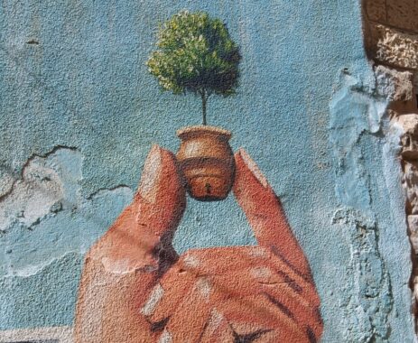 Die Straßenkunst im Ost-Jerusalemer Stadtteil Silwan, der regelmäßig von Räumungen zugunsten von Siedler:innen und von Hauszerstörungen betroffen ist, zeugt von der Resilienz der Bewohner:innen ; © WCC-EAPPI/Dorothee