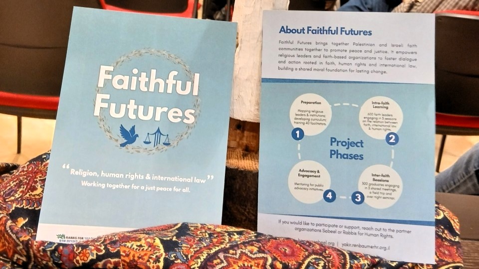 Bei der Einführungsveranstaltung zum Projekt „Faithful Futures“ verteiltes Infomaterial; © WCC-EAPPI/Dorothee