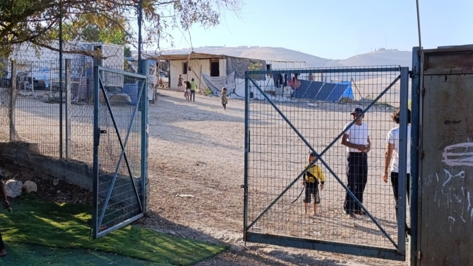 Khan al Ahmar: Blick vom Schultor auf den Dorfplatz; © WCC-EAPPI/Monique