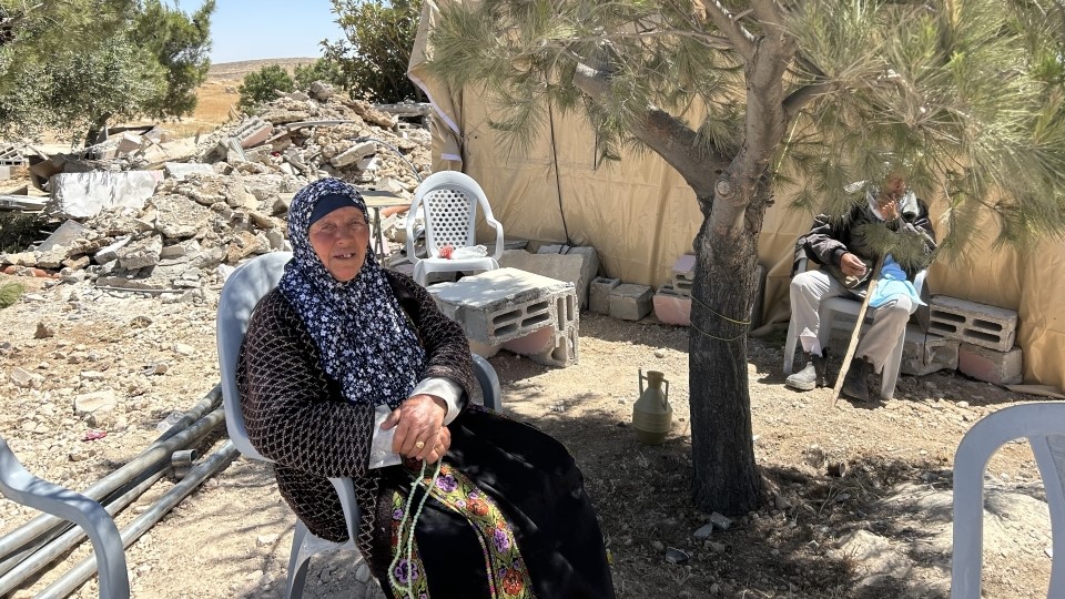 Resilienz heißt Bleiben – Bewohner:innen von Khallet Athaba neben den Trümmern; © WCC-EAPPI/Nadja