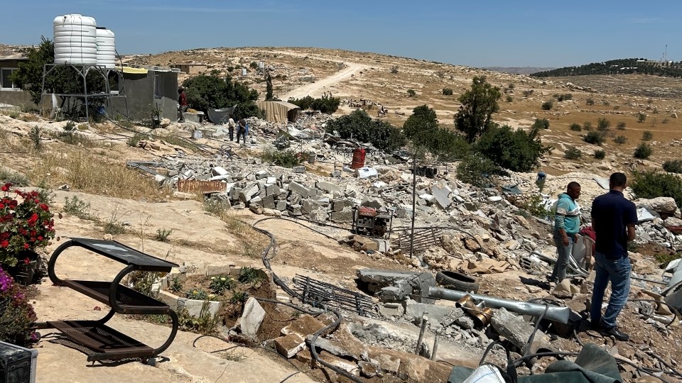 Bewohner:innen von Khallet Athaba suchen in den Trümmern nach ihren Habseligkeiten; © WCC-EAPPI/Nadja