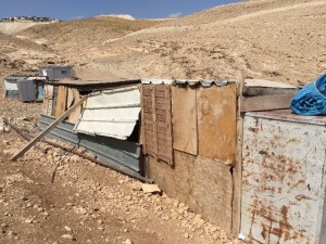 Khan al Ahmar, im Hintergrund eine jüdische Siedlung