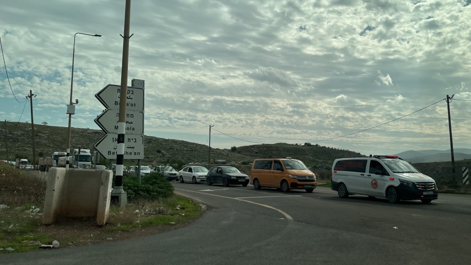 Ein Krankwagen wartet an einem Checkpoint im nördlichen Jordantal; Foto © WCC-EAPP/Madita