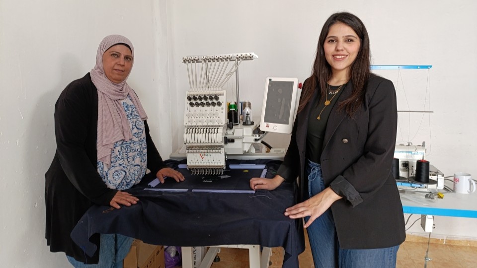 Fadwa und Rawan in ihrem Frauenzentrum im Flüchtlingslager Kalandia; Foto WCC-EAPPI/Martina