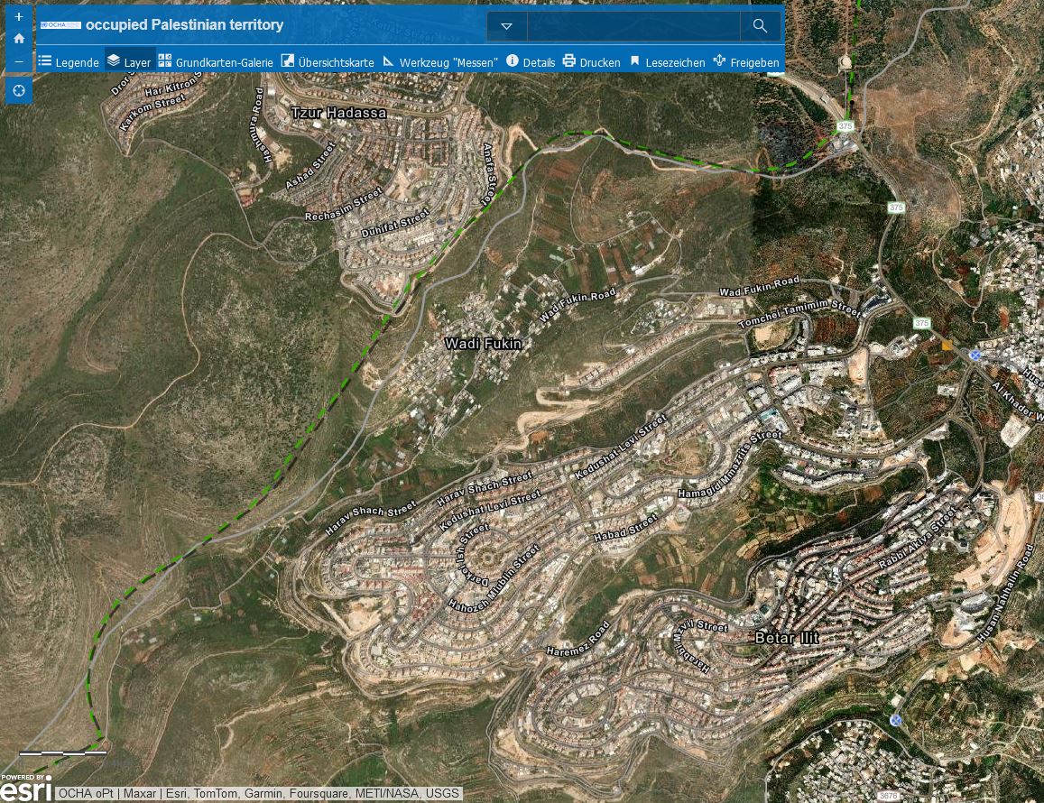 Ein Ausschnitt der Interactive Map von UNOCHA-OPT zeigt das Dorf Wadi Fukin zwischen der israelischen Kleinstadt Tsur Hadassa, der Trennbarriere (dünne graue Linie neben der gestrichelten Grünen Linie) und der Siedlung Beitar Illit; © UNOCHA-OPT https://www.ochaopt.org/maps