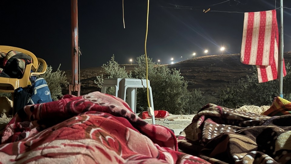 Von unserem Schlaflager aus blicken wir auf das von den Siedlern installierte Flutlicht; © WCC-EAPPI/R.