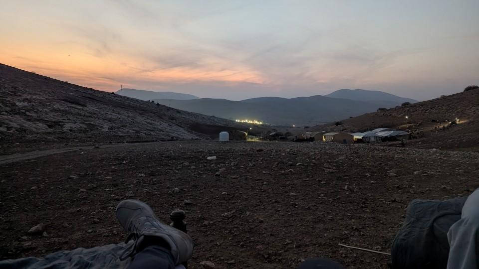 Nächtliche Präsenz in einer Hirtengemeinde im Jordantal während eines Besuchs bei unserem dortigen Team, auch hier ist die Angst vor Siedlergewalt mittlerweile trauriger Alltag; © WCC-EAPPI/R.