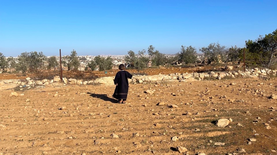 Für viele Palästinenser:innen ist die Bearbeitung des Landes Familiensache, oft sind schon die Kleinsten dabei, wenn die Eltern und Großeltern das Land bestellen; © WCC-EAPPI/Miriam