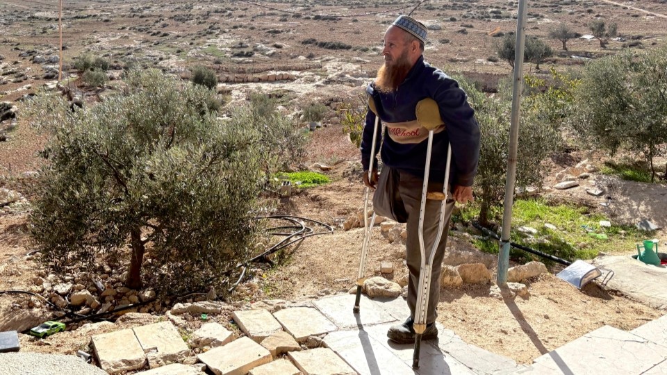 Sheikh Saeed blickt auf sein Land; © WCC-EAPPI/Miriam