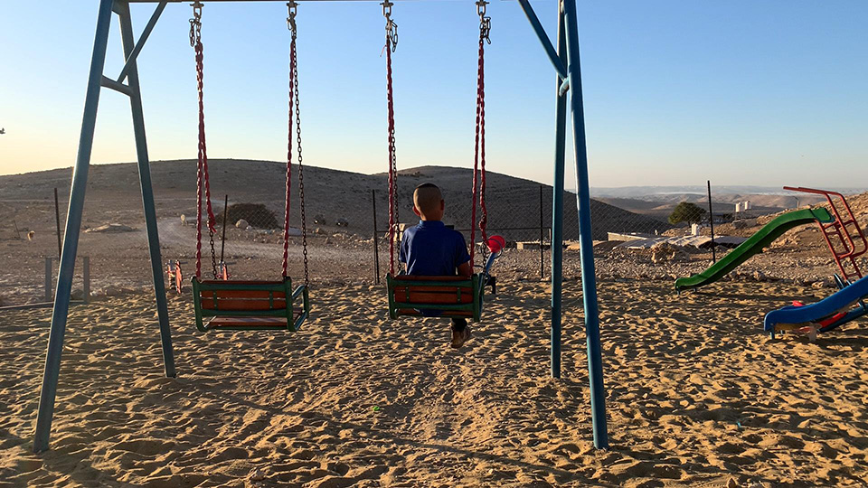 Palästina/Israel: Kind schaukelt im Dorf Tuba