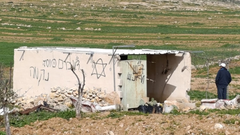 Anti-arabische Parolen wurden bei dem Übergriff auf den Schuppen des Bauern gesprüht; © WCC-EAPPI/Lee