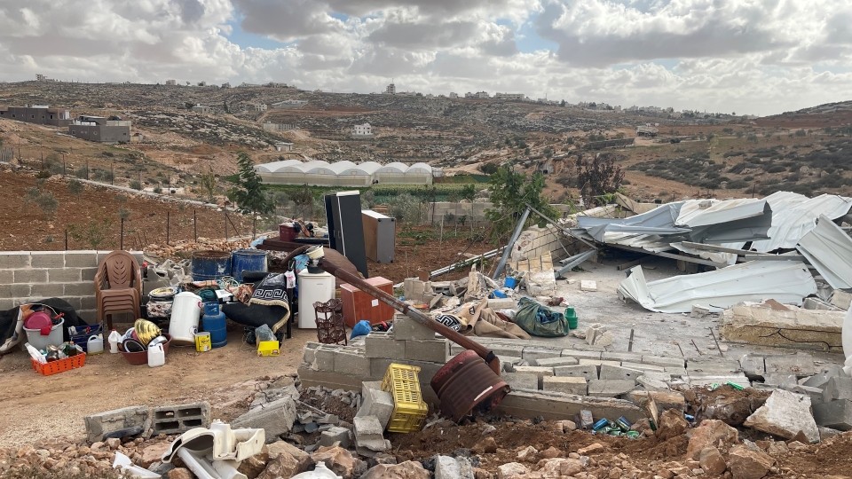Nach der Zerstörung bleiben nur die Trümmer und einige Habseligkeiten, die von den Familien gesichert werden konnten; © WCC-EAPPI/Miriam