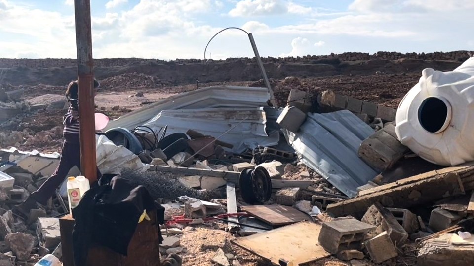 Ein Kind spielt inmitten der Trümmer der zerstörten Häuser; © WCC-EAPPI/Miriam