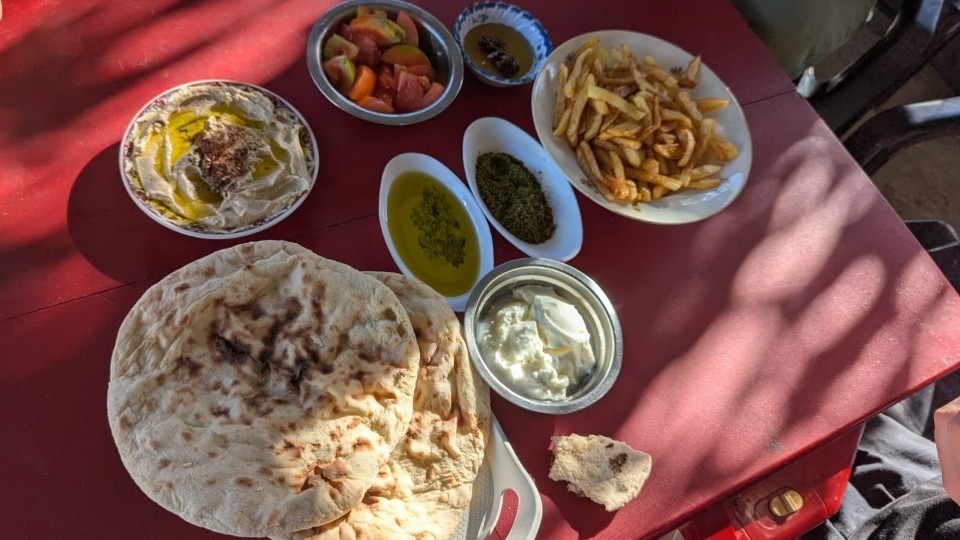 Mit den internationalen und israelischen Begleiter:innen teilen die Familien ihre Zuhause und ihre Mahlzeiten; © WCC-EAPPI/Marvin