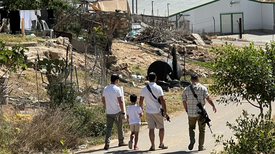 Schwer bewaffnete Siedler in den South Hebron Hills; Foto WCC-EAPPI/Nadja